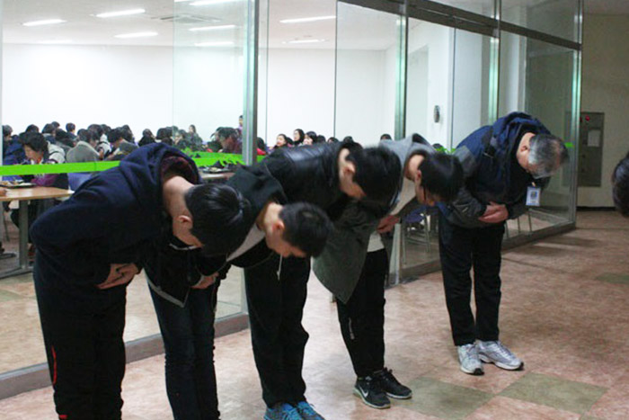 청소년 마음빼기 인성캠프 식사 전 예절 교육